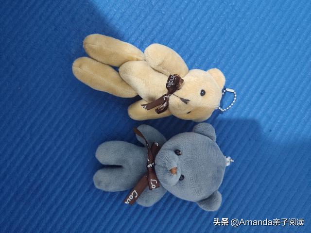 「超级宝妈」英语分级阅读绘本31：Playing together 边玩边读的世界读书日