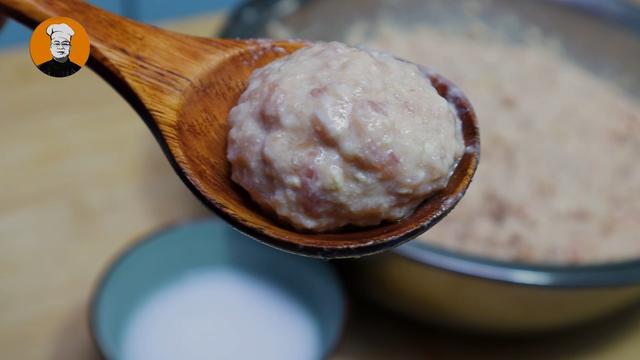 炸肉丸有人加面粉，有人加淀粉，教你正确做法，外酥里嫩，太香了