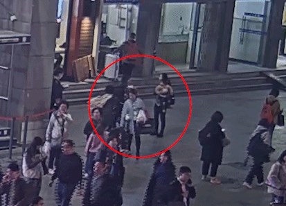 #栀蓝#6岁乞丐街头认出妈妈，却被拒相认：我不是你妈妈，我的孩子在家
