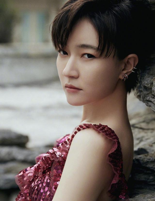 普拉达女王焦俊艳165身材真骨感,亮片连衣裙穿出高级感,配短发气场更强大