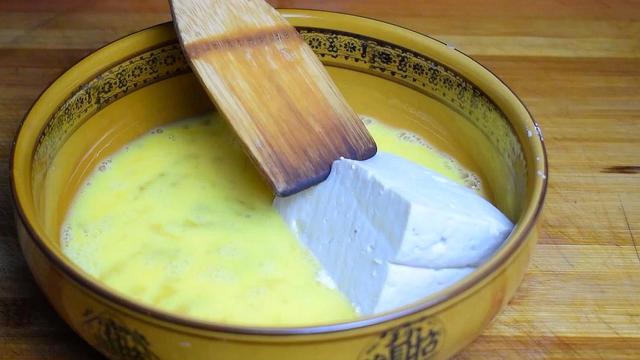 豆腐别炒着吃，加1把秋葵，比吃大鱼大肉都香，天天吃不够