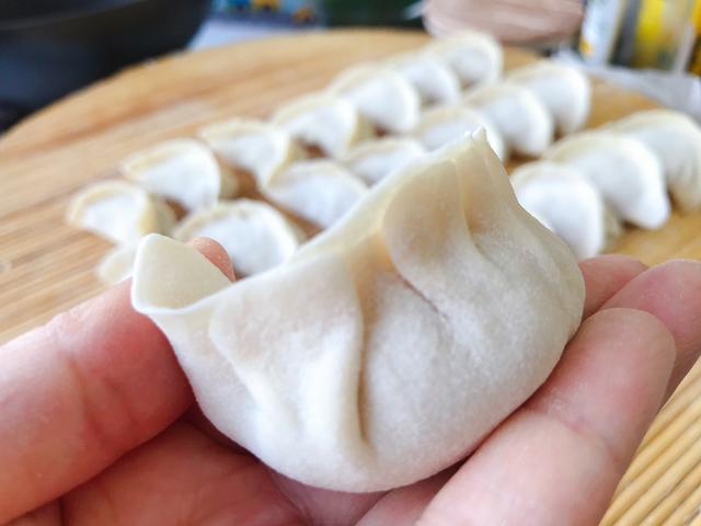 好吃不如饺子，朴素的猪肉白菜煎饺，酥脆鲜香，带给你家的味道