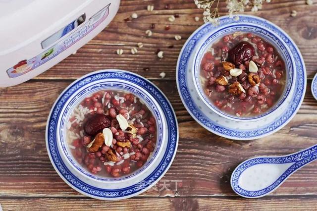 天气凉别再吃冷饮了，试试这道甜品吧！超级好吃又补气血哦