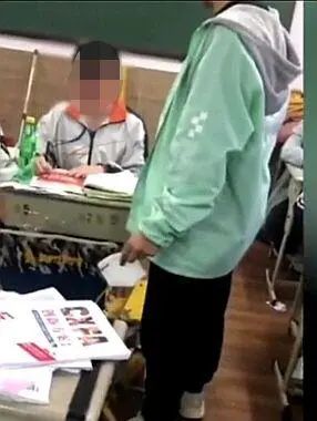 「暖先生格调」刚复课高三学生带手机到校拒绝上交,老师打耳光砸手机!涉事老师已停职检查
