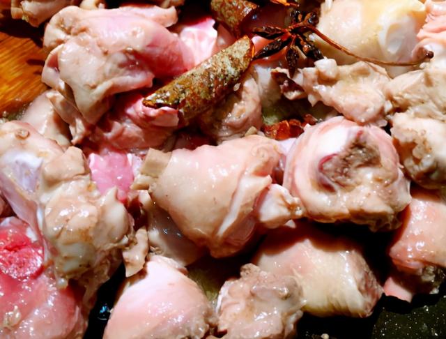 炖鸡肉时，牢记“1泡2过油”，鸡肉鲜香好吃无腥味，越嚼越香