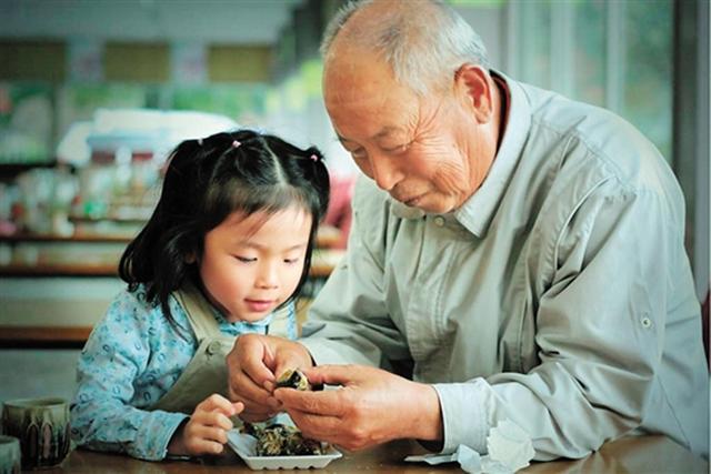 [你的育儿经]为什么奶奶带娃越来越少，姥姥成为带娃主力军？2点原因很现实
