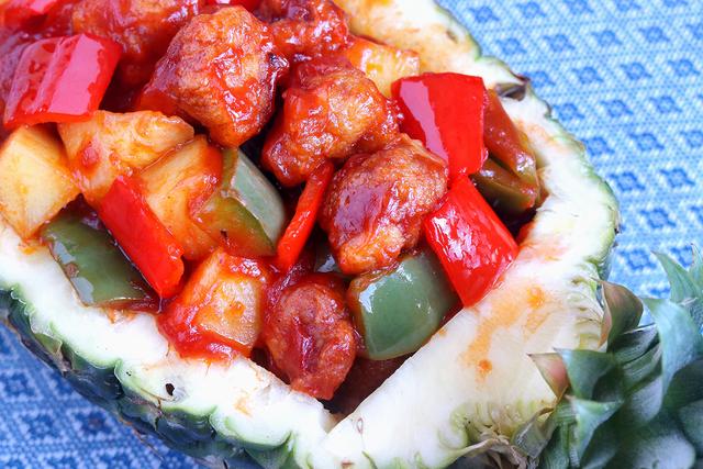 菠萝咕咾肉，中餐厅锁哥拿手好菜，酸酸甜甜，外酥里嫩特好吃