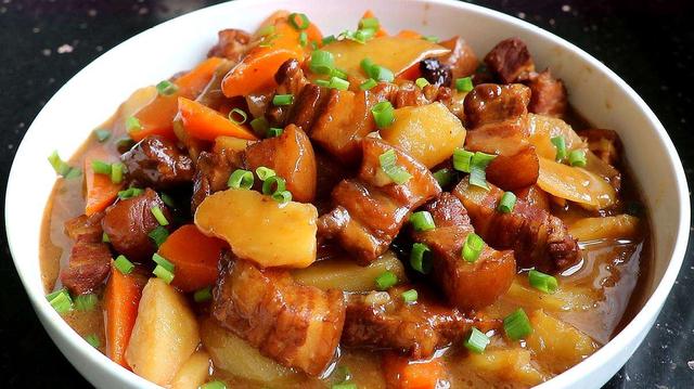 冬天吃萝卜好处多多，学会这样做萝卜炖五花肉，滋味美妙又有营养