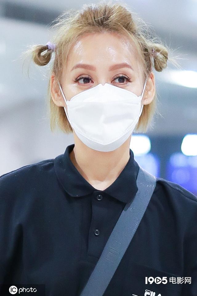 对你宣说|姐圈顶流！宁静梳哪吒头亮相机场 俏皮减龄气场足