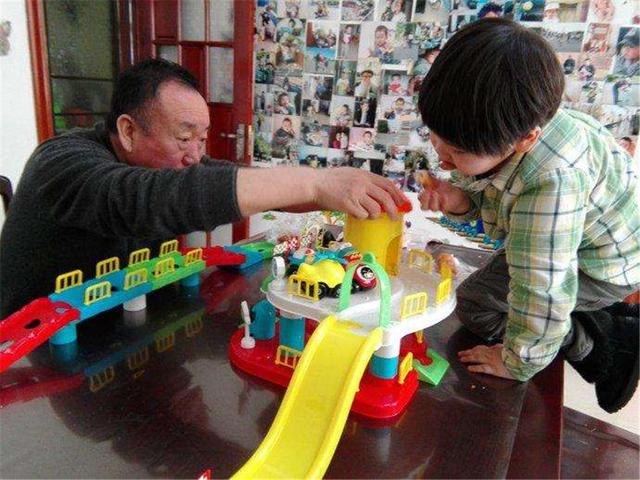 你的育儿经|奶奶带5岁孙子吃喜宴，孩子酒席上的举动惹众怒：教不好别带出来