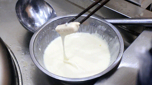 又是零食又是菜，红薯这种吃法很新鲜！掰成2段发现内有乾坤