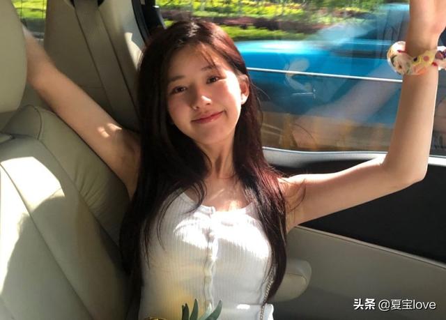 我最闪亮亮|都说赵露思的脸很圆,她和徐老师同框时,才知女星的头围有多优越