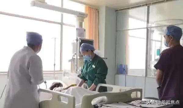 你的育儿经|可怕！1岁宝宝误把电池放入口中，结果“砰”的一声爆炸了