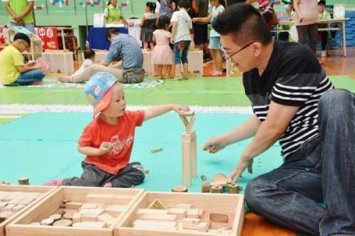 「超级宝妈」孩子玩手机上瘾是谁的错？学会这3招，让孩子心甘情愿放下手机