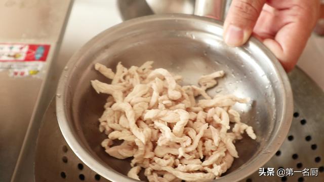 秋冬进补，试试这道平菇虾仁肉丝汤，清淡营养不油腻，家人都爱喝