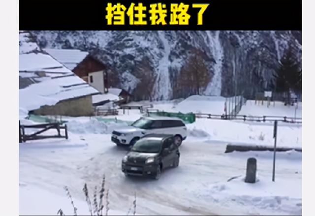 路虎雪地溜坡，不如日产两驱车，车主感觉很丢人