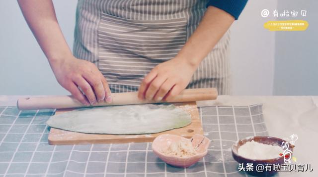 『你的育儿经』「鸡丝菠菜面」鲜嫩可口，富含维生素和纤维素，宝宝根本停不下来