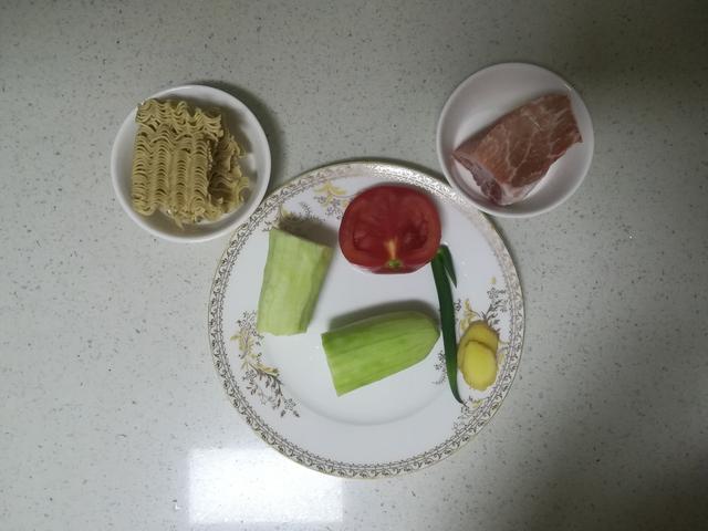 [你的育儿经]10分钟搞定宝宝的午餐，汤汁浓郁，面条爽滑，娃吃得停不下来