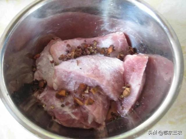 农村冬天腌腊肉，放多少盐？记住比例，不发霉不变质，又香又入味