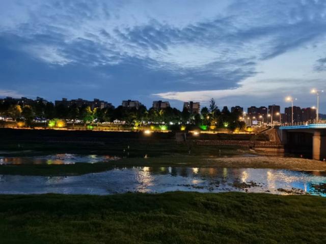 大邑美丽的滨河夜景
