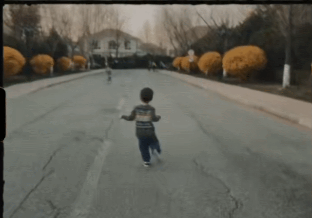 9号放映厅■孙莉晒儿女骑滑板车，多多和妹妹疯狂追逐，三胎儿子罕见出镜