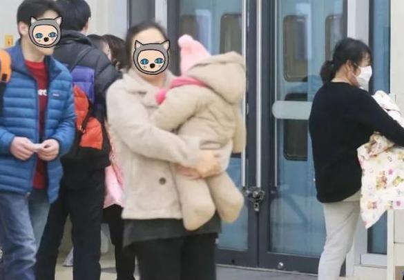 超级宝妈@出门看谁抱娃，就可以看出这个家庭的幸福指数，过来人：蛮准的