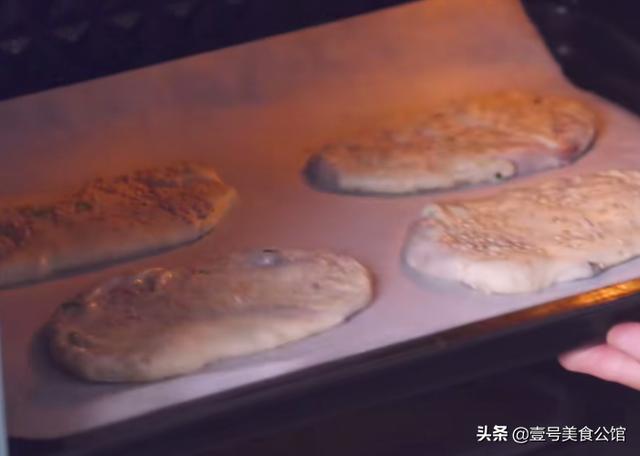 用手抓饼分享一款早餐锅盔，酥脆咸香，简单营养，吃一次念念不忘