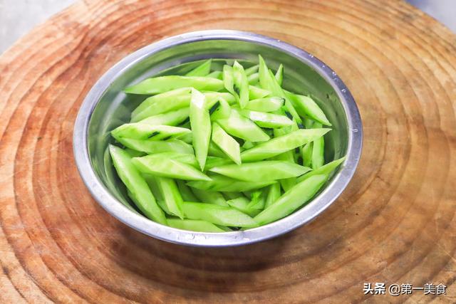 食材|黄瓜炒着吃更鲜嫩，厨师长分享黄瓜炒鸡蛋的家常做法，清淡少油