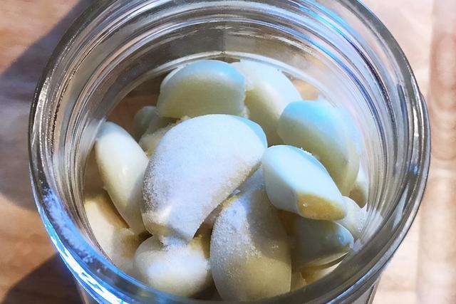 腌腊八蒜，只加醋不对！多做2个步骤，3天变绿，脆爽开胃又解腻