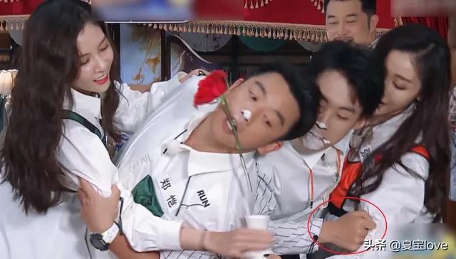 老猫念诗|《跑男》男女嘉宾配合叼玫瑰，网友却注意到郭麒麟的手，太绅士