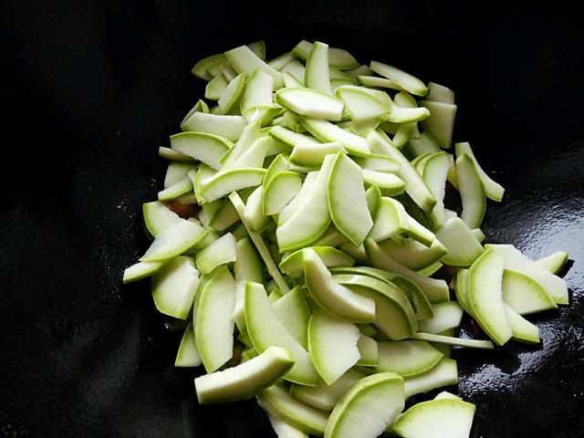 西葫芦口感清脆，做一道美味小炒菜，味道鲜美，全家都爱