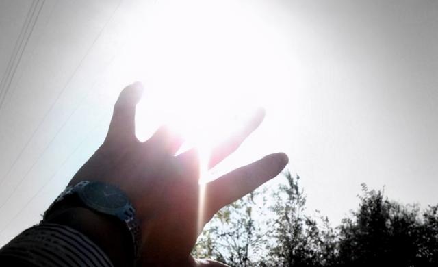 耗时15年研发的“夜视镜”！老司机必备，能瞬间改变光源强度