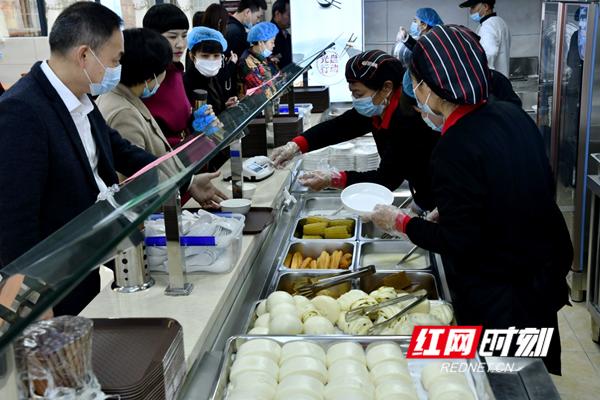 食堂|县人民医院：紧锣密鼓建食堂 暖心膳食慰人心