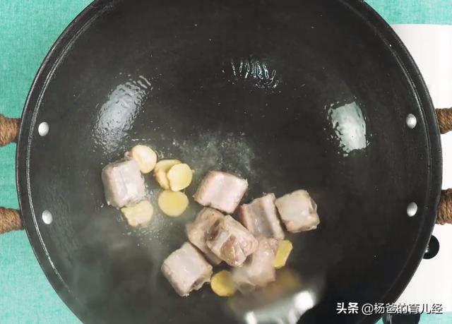 排骨中加两样食材，鲜香肉嫩又营养，简单一炖，孩子特爱吃