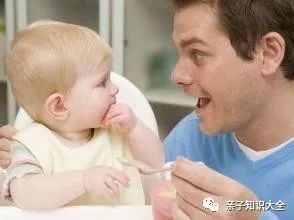 「雾里看小花」生活在这4种家庭中的宝宝，开口说话的时间会比较晚！