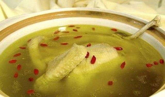 超级宝妈@宝妈产后顿顿喝母鸡汤，奶水反减少，产后分阶段饮食更利于哺乳