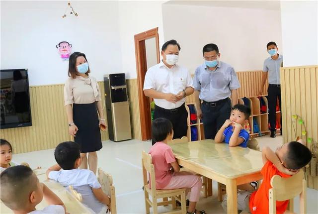 你的育儿经■今天，陵水6665名幼儿开学啦！县长现场调研指导