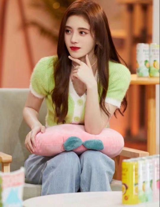 故事没我|鞠婧祎和关晓彤，相差13cm，同穿牛油果绿造型，输了身高不输气质