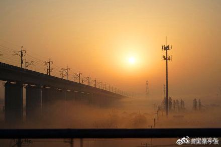 「光明网」开往春天的火车，穿梭油菜花田美