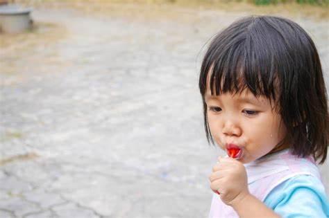 超级宝妈|宝妈用延迟满足训练孩子自控力，却起了反效果，到底错在哪里？