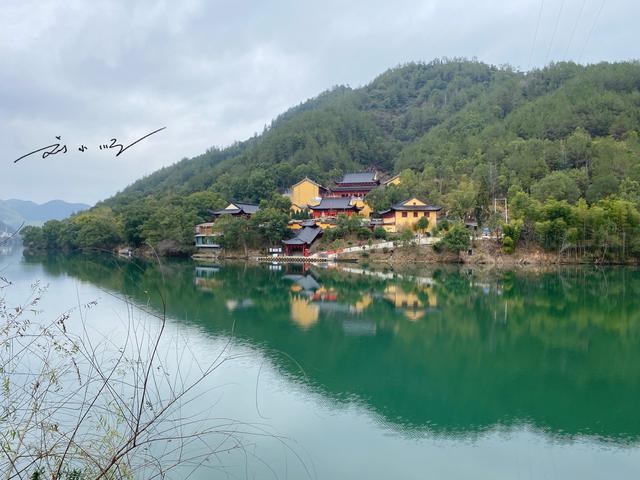 旅行柚子君：浙江省云和县“最独特”的寺庙，有300多年历史，坐船才能进去