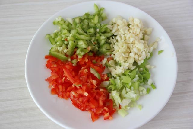 土豆和豆腐除了炖，还能做成土豆酿豆腐，外酥里糯，香辣可口