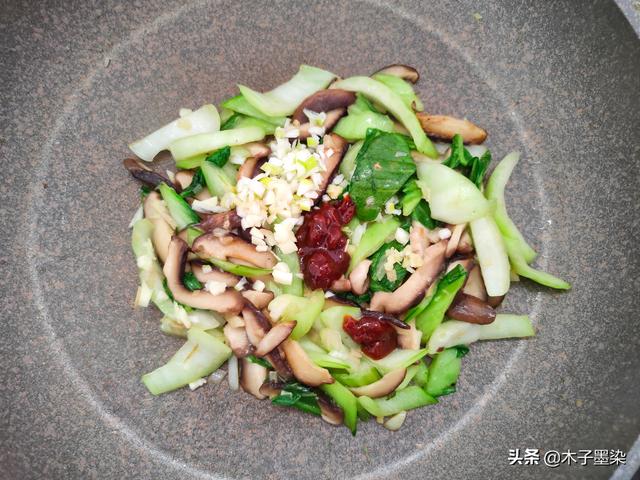 香菇炒油菜，别再放盐，加这2种酱料，咸香下饭味更鲜