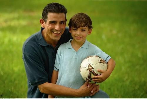 [超级宝妈]宝爸带娃，结果把宝妈毕业证涂毁了，网友：父子一起跪搓衣板