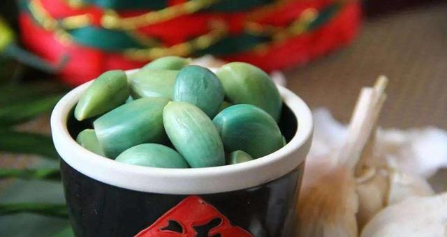 不知道怎么做出翠绿的腊八蒜，教你几个小窍门，爽口开胃又有营养