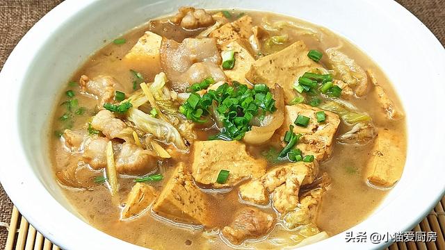 “白菜炖豆腐”这么做，口感味道都很不错，大人小孩子都爱吃