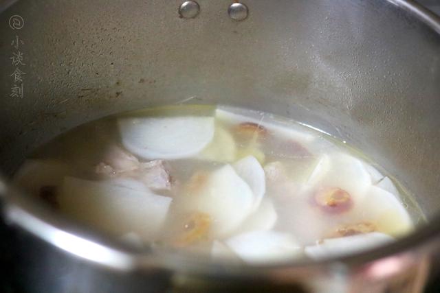 炖排骨，汤汁寡淡肉质柴？教你正确做法，排骨不腥不柴，汤汁奶白