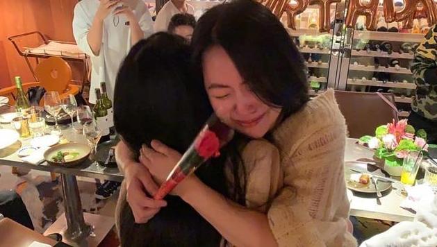 可爱多不多|小S生日与女儿相拥而泣,老公再次缺席女儿生日