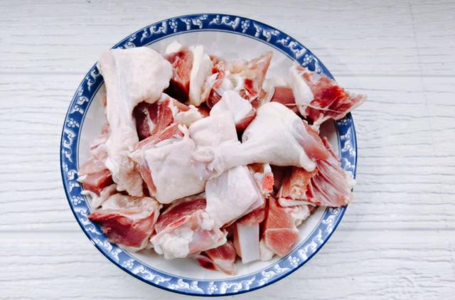 冬天，吃牛羊肉不如吃它，15块钱1斤，好吃不上火