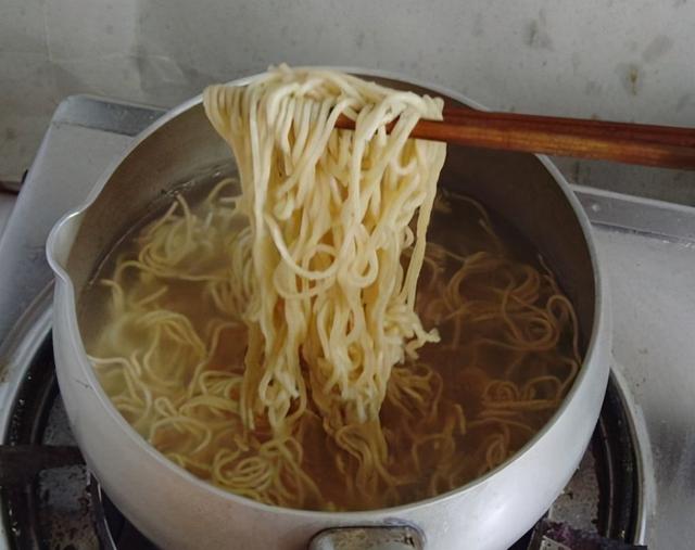 “炒面”是先煮熟还是直接炒？很多人弄错了，难怪你做得不好吃